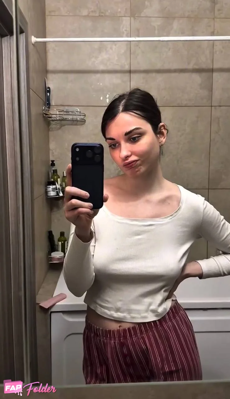 Ahrinyan sexy hot photo