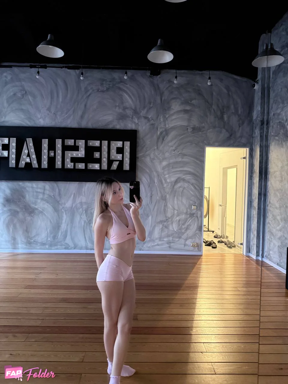 Ewwfoad sexy nude photo