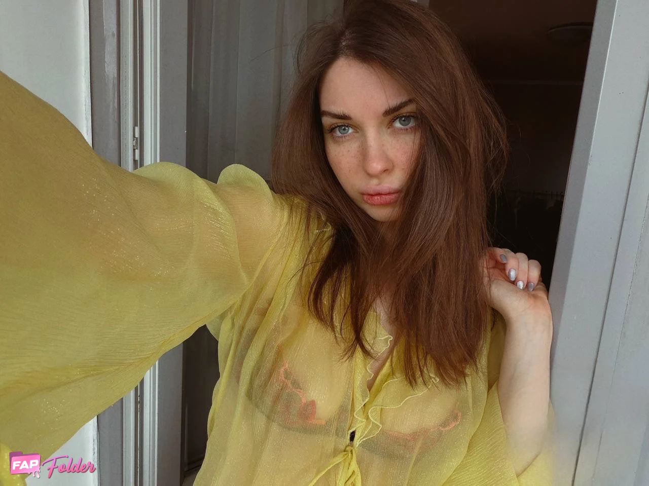 Ahrinyan sexy hot photo