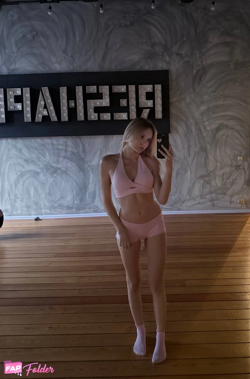 Ewwfoad sexy nude photo