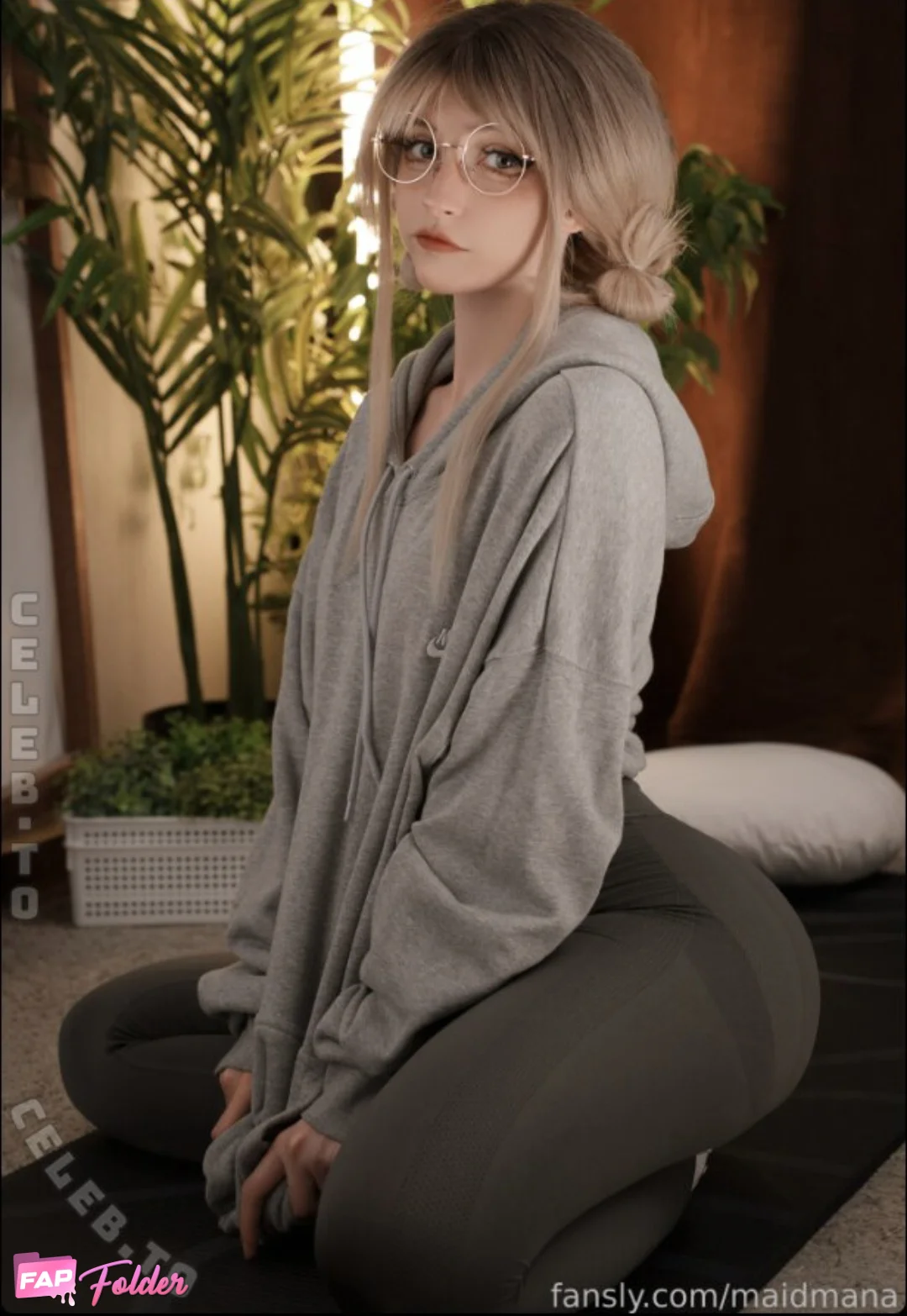 Maidmana sexy hot photo