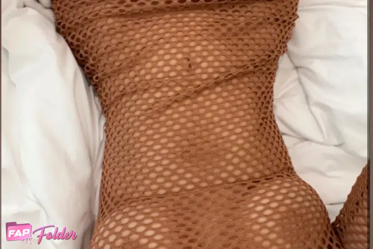Carolina Samani sexy photo 1
