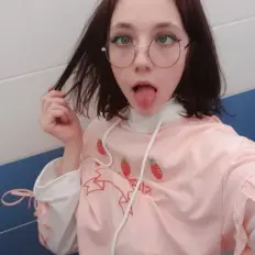 Elles Club nude photo 4
