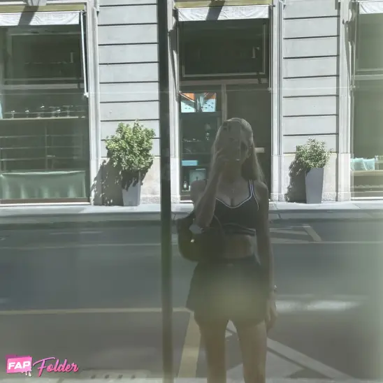 MIRA LEVELS nude photo preview 1