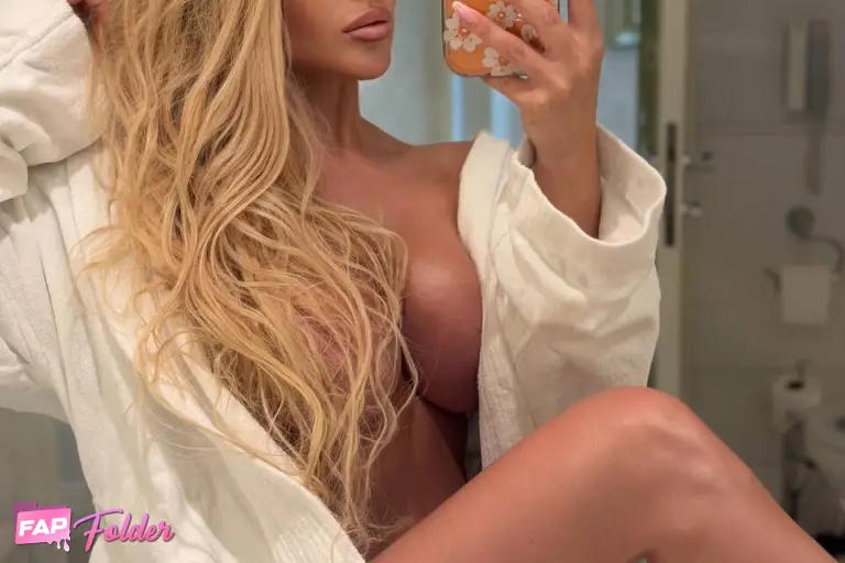 alexiomong sexy hot photo 1