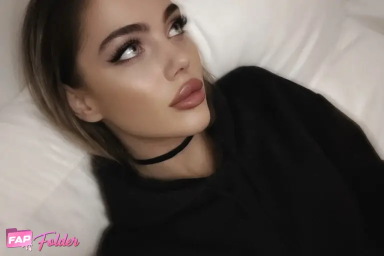 MIRA LEVELS sexy photo 1