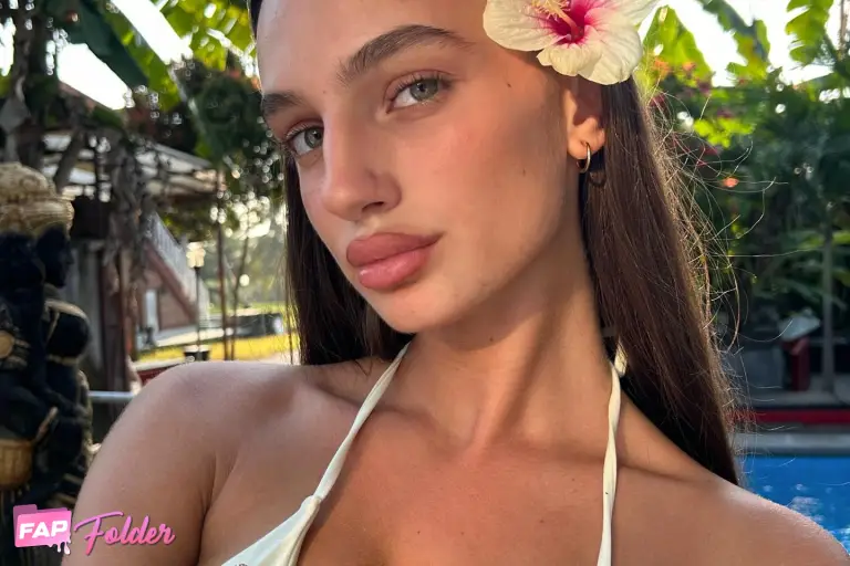 Karla Cristea sexy hot photo preview 1