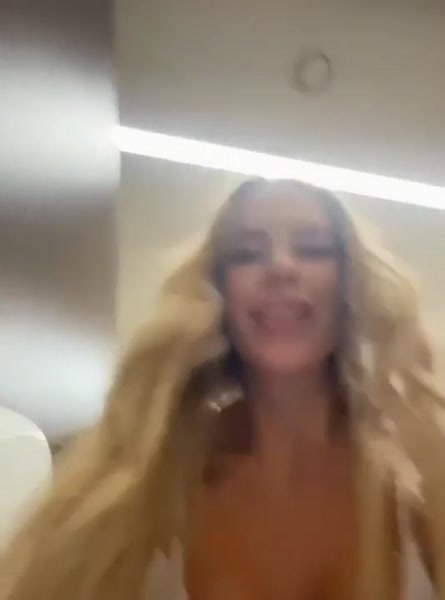 Alvuwka / Blondinochkaa sexy video thumbnail