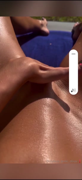 viki_doux sexy video thumbnail